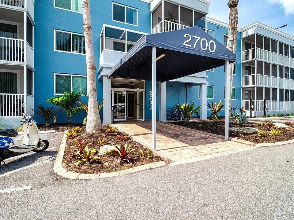 Move-In Ready! Live in comfort, style, and convenience in this beautifully updated condo, ideally located just minutes from Downtown Sarasota, world-class shopping, pristine beaches, and major highways. This move-in-ready unit includes high-speed internet and is available for immediate occupancy — with an annual lease preferred. Enjoy resort-style living in a gated community offering a wide range of luxury amenities:
Expansive community pool
State-of-the-art fitness center
Well-maintained tennis courts
Bright, modern clubhouse & event space
Billiards room and private movie theater
High-speed WiFi throughout the entire community
Large, securely fenced dog park (pet-friendly!)
Outdoor grilling and picnic area
Serene lakefront walking paths
Additional storage options available
Sports fans will love being close to Ed Smith Stadium, the spring training home of the Baltimore Orioles. And for beach lovers, St. Armands Circle and Lido Key are just 5 miles away, offering some of the most stunning powder-sand beaches in the world. Travel is a breeze with Sarasota/Bradenton International Airport only 5 miles from your doorstep.
This condo is ideal for those seeking the perfect balance of comfort, convenience, and luxury living in one of Florida’s most desirable locations.