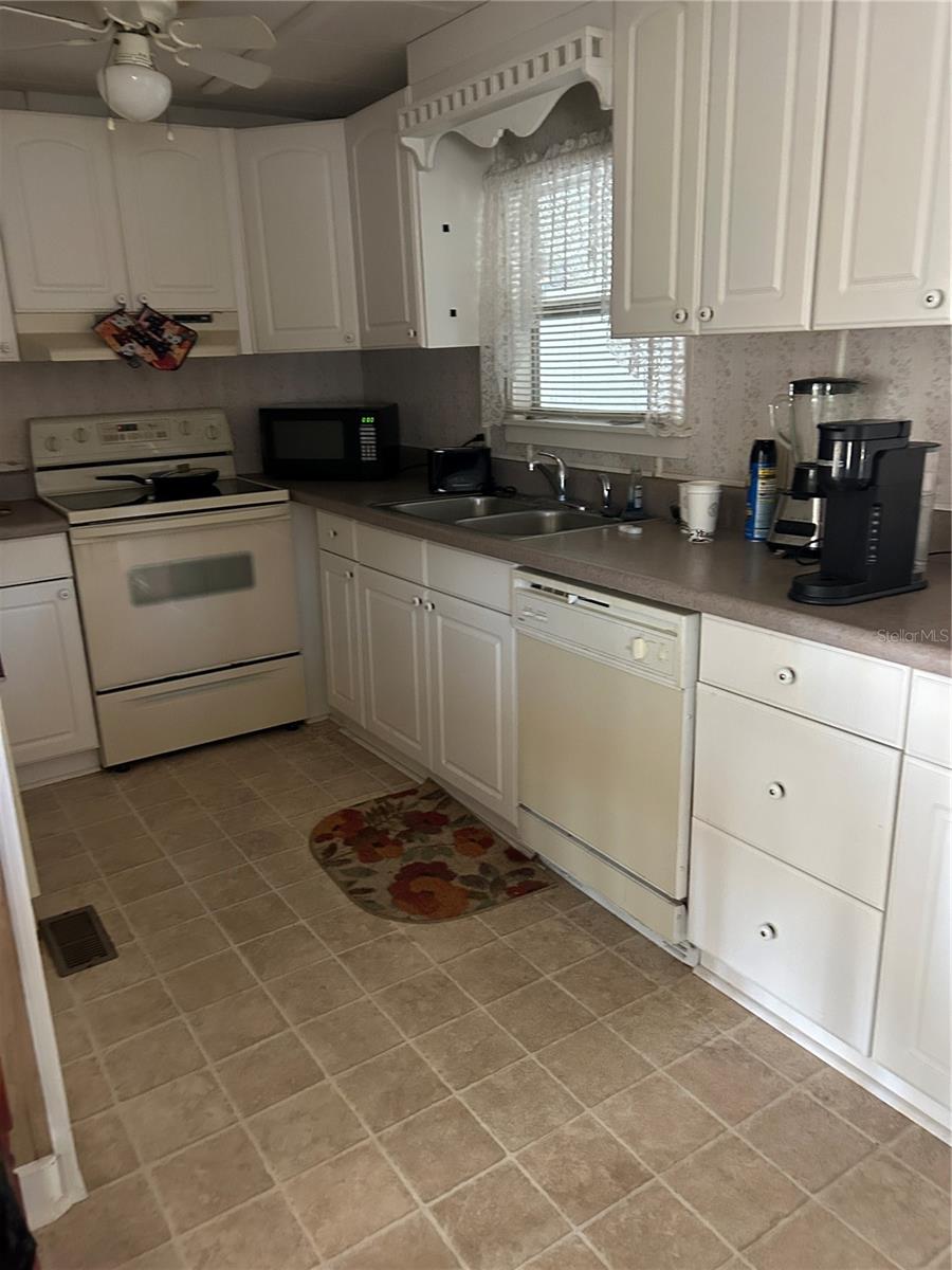 EUSTIS COUNTRY CLUB MANOR MHP UNIT 02A - Residential