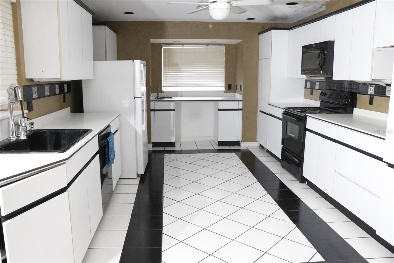 655 PINECREST DRIVE