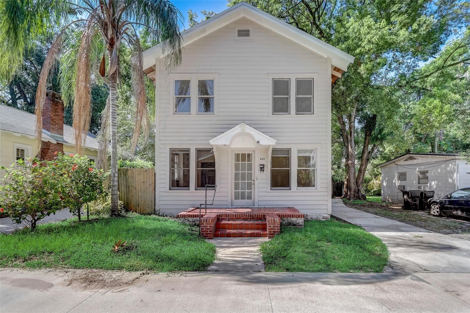 Exceptional Investment Opportunity in the Heart of Orlando
Don't miss this incredible opportunity to own a duplex in the prestigious Historic Lake Eola District, right in the heart of downtown Orlando! Just steps from the iconic Lake Eola, this property offers prime access to parks, green spaces, and a variety of outdoor activities.
This real estate gem features two separate units, one on the lower level and one on the upper level, each with 1 bedroom and 1 bathroom. With its unbeatable location, this property has great potential for investors looking to generate income through long-term rentals or Airbnb (with the proper permits).
One of the most attractive strategies to maximize this property’s value is to flip it and convert it into a single-family home, increasing its profitability and appeal in the market.
If you're looking for a high-return investment in a prime location, this is your chance. Schedule a showing today before it’s gone!