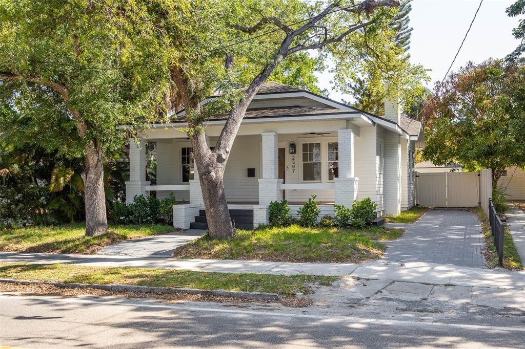 Photo of 2507 N Ridgewood Avenue, Tampa, FL 33602 (MLS # TB8501543)