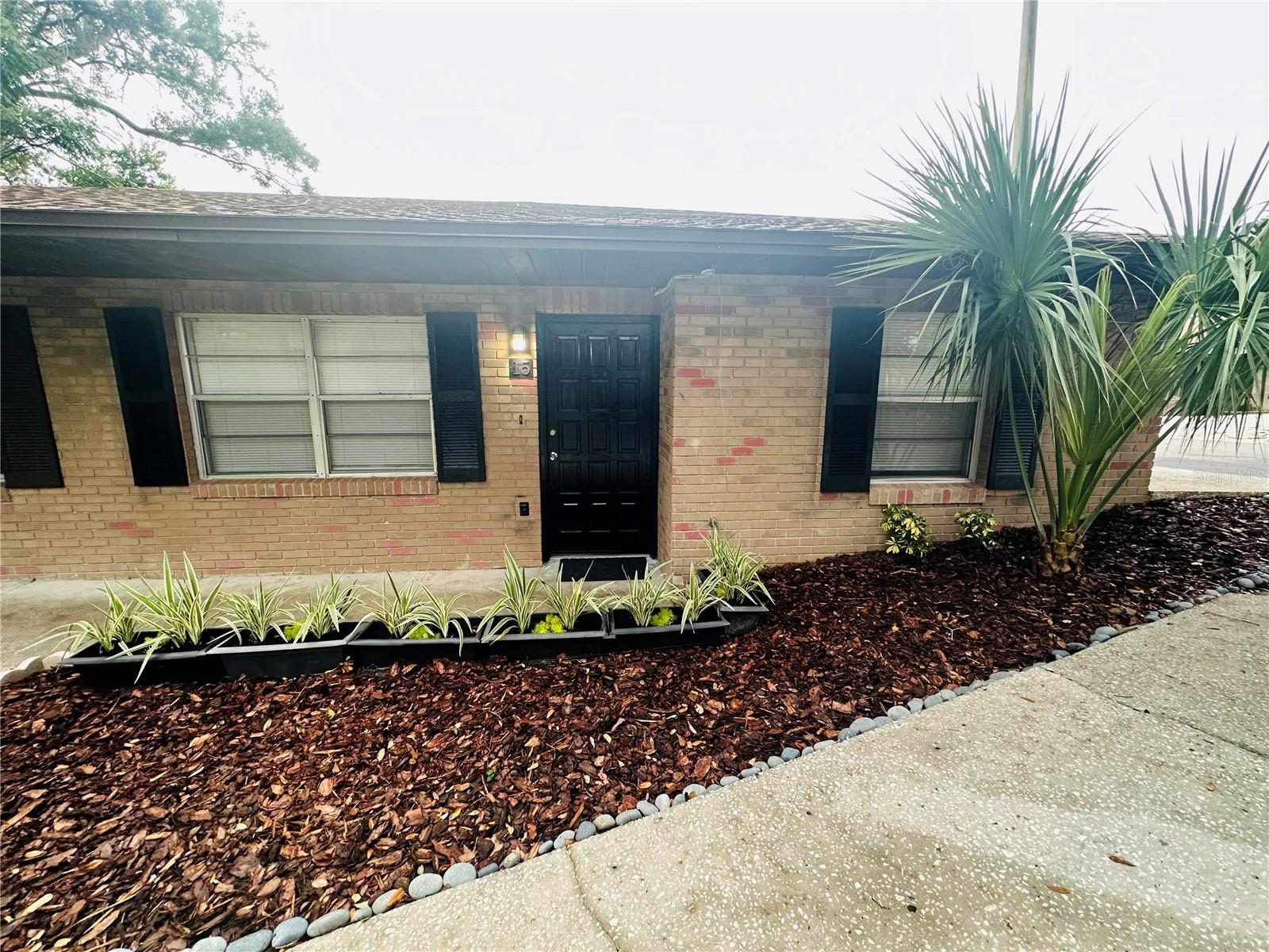Charming 2 Bed, 1 Bath Home in the Heart of Lakeland – $500 Off First Month!
Welcome to your new home! This cozy 2 bedroom, 1 bath residence is perfectly located in the heart of Lakeland just minutes from shopping, dining, parks, schools, and major highways.
Enjoy the comfort of a well-designed layout, filled with natural light, and equipped with everything you need including a washer and dryer for your convenience.
Nestled in a quiet, friendly neighborhood, this home offers the perfect blend of privacy and accessibility.
Move in Special: $500 OFF your first month’s rent!
Don’t wait schedule your tour today and take advantage of this limited opportunity!
