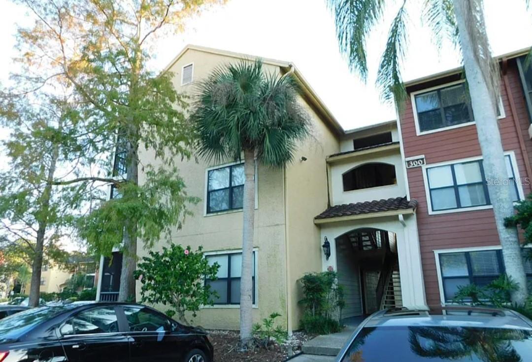 Gateway location! This 1st floor 1 br unit in Baypointe Preserve is close to everything!! UNIT DID NOT FLOOD IN EITHER HURRICANE 2024 Only minutes to downtown Tampa, Feather Sound, Gandy Blvd and downtown St Pete. Fun to be had everywhere in just minutes from this location. Less than 15 minutes to Tampa Int'l and St. Pete Clearwater airports. Shopping, nightlife, water activities, major colleges, museums and beaches all at your fingertips! Unit includes washer/dryer. Come take a look, it won't last long.