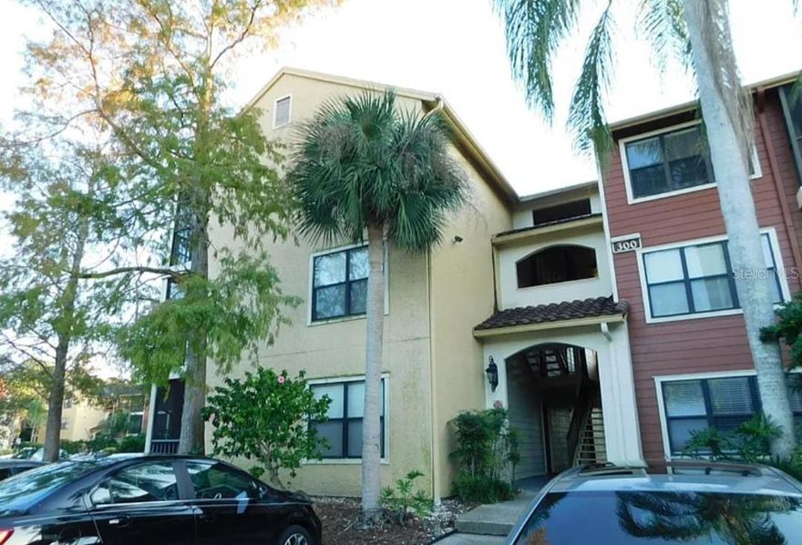 Gateway location! This 1st floor 1 br unit in Baypointe Preserve is close to everything!! UNIT DID NOT FLOOD IN EITHER HURRICANE 2024 Only minutes to downtown Tampa, Feather Sound, Gandy Blvd and downtown St Pete. Fun to be had everywhere in just minutes from this location. Less than 15 minutes to Tampa Int'l and St. Pete Clearwater airports. Shopping, nightlife, water activities, major colleges, museums and beaches all at your fingertips! Unit includes washer/dryer. Come take a look, it won't last long.