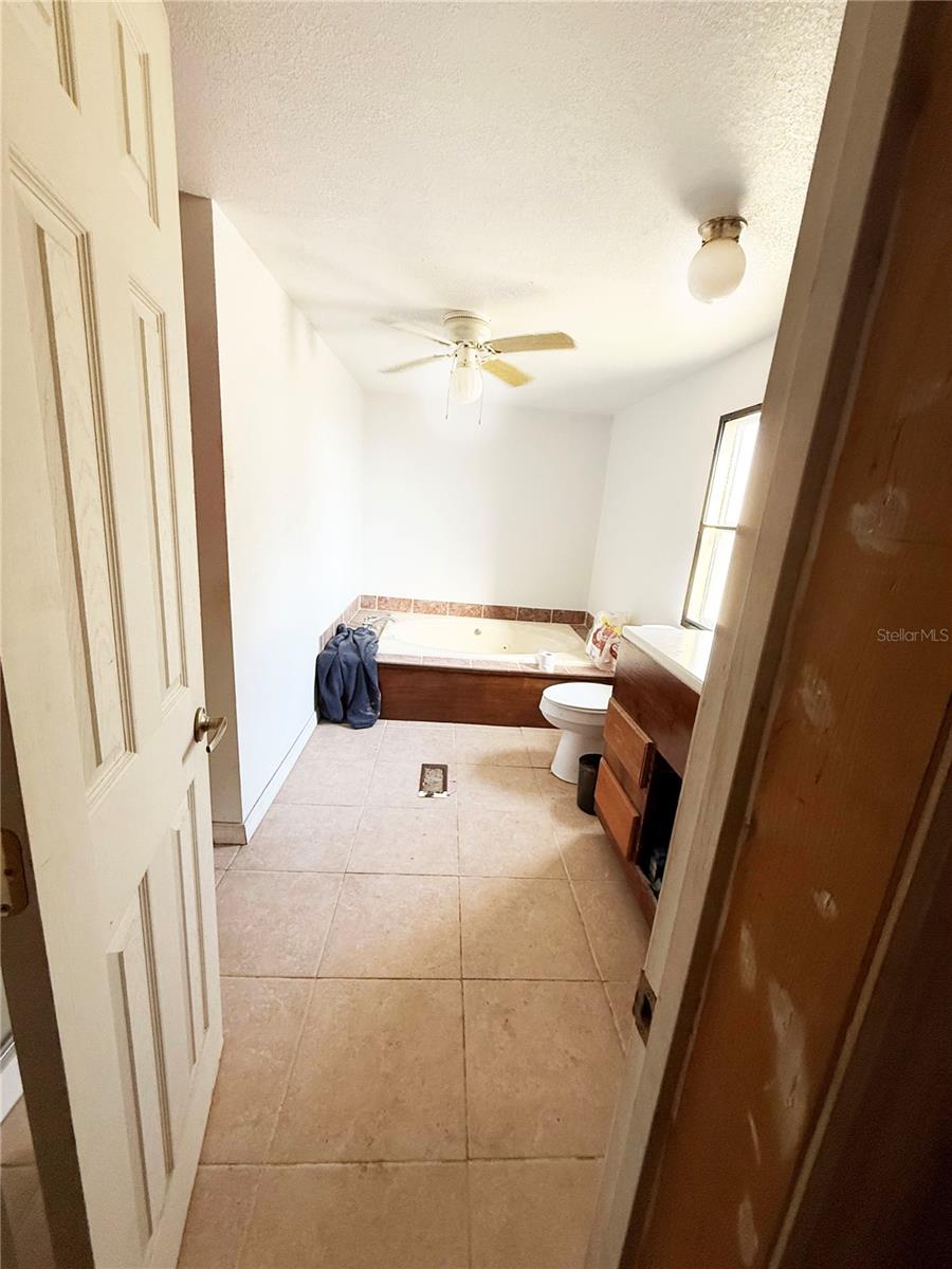 24-11-14 0005.00 ACRES W1/2 OF SE1/4 OF NW1/4 OF N - Residential