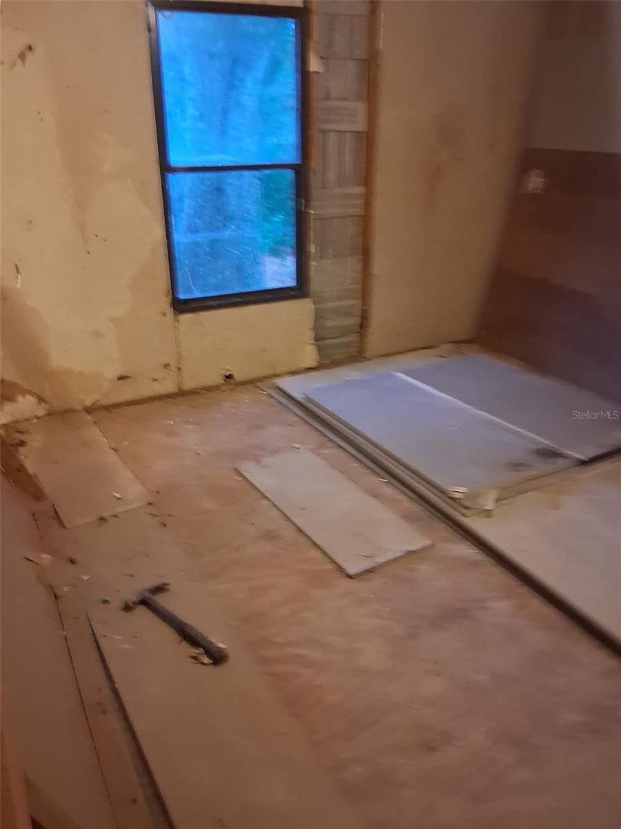 24-11-14 0005.00 ACRES W1/2 OF SE1/4 OF NW1/4 OF N - Residential