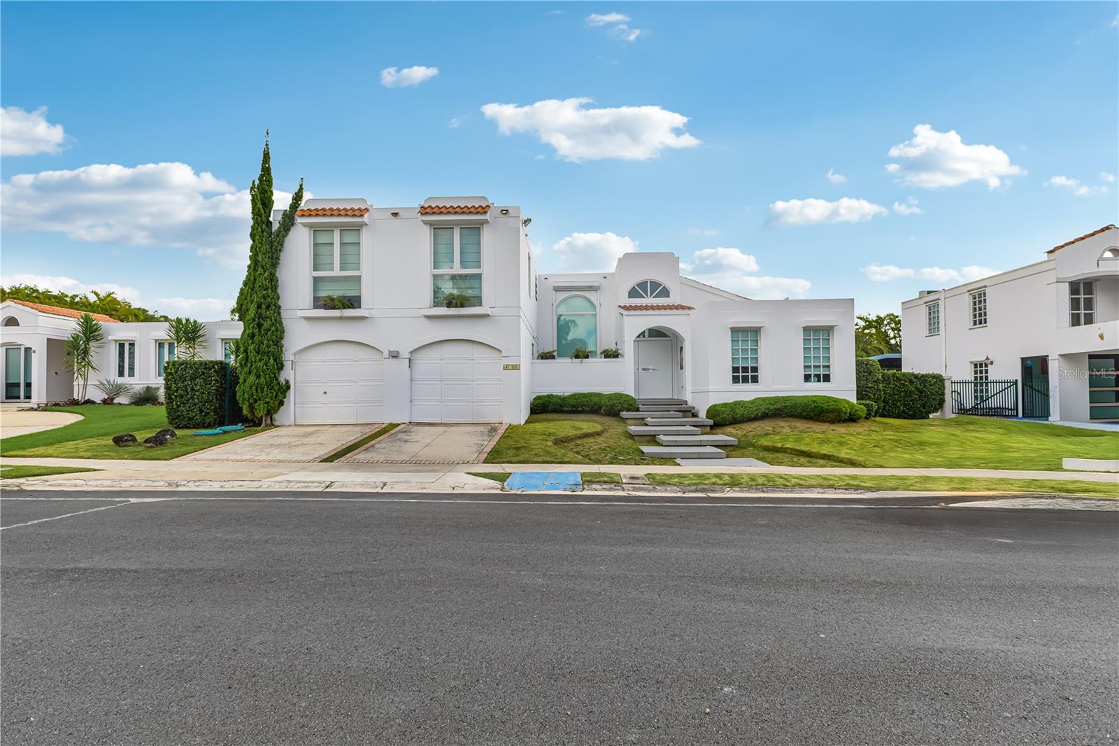 Located in the sought-after Montehiedra neighborhood of San Juan, this spacious two-story home offers the perfect blend of comfort and convenience. With 6 bedrooms and 5.5 bathrooms, it provides ample room for family and guests. The property sits on a generous 790 m² lot and features approximately 4,160 sq. ft. of construction.
Tucked away on a quiet cul-de-sac for added privacy, the home is just steps from The Outlets at Montehiedra, where you’ll find popular restaurants, supermarkets, and a pharmacy. The community HOA fee is $345.00 monthly, and annual CRIM property taxes are $6,313.00.