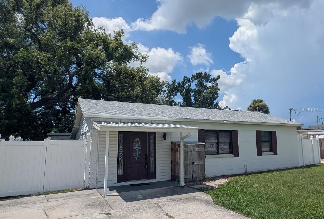 Spacious 3 bedroom, 2 bathroom available in the Ballast Point area! FLOOD ZONE X - No flood insurance required! This home has all the boxes checked! Improvements include: Roof-2022, HVAC-2019, Water Heater-2025 and a Whole home water conditioner system. No hard water in this home.
Inside, you’ll love the cozy ceramic wood-look tile floors, a huge family room perfect for gatherings, a flex space for whatever life throws your way, and a large indoor laundry area that makes chores a breeze. There’s also a screened porch and a 15x10 storage shed for all your extras. And NO issues with Milton or Helene, so you can move in with peace of mind.
This is a prime location! You’ll be close to everything: MacDill AFB (just 2 miles away), Bayshore Blvd, Ballast Point Park, the Crosstown, Gandy, Westshore Marina District, Downtown Tampa, Publix, Target, and tons of great shops and restaurants.