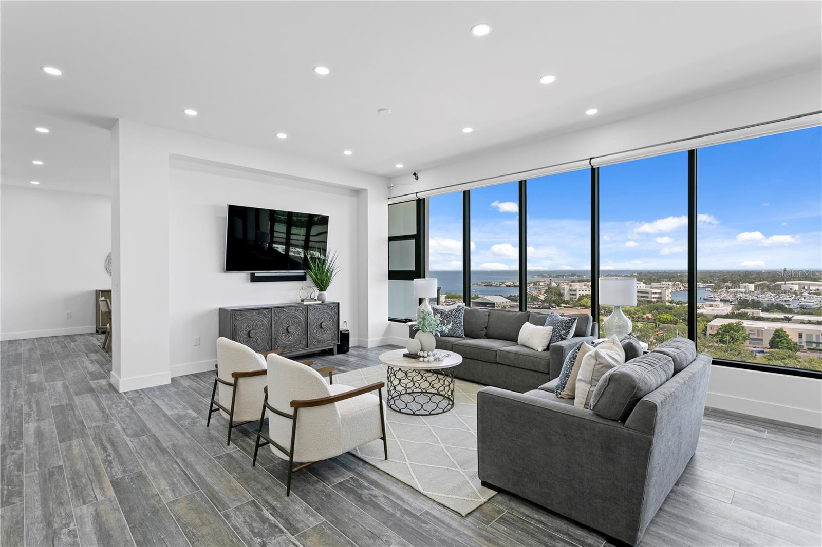 SALVADOR THE CONDO - Residential