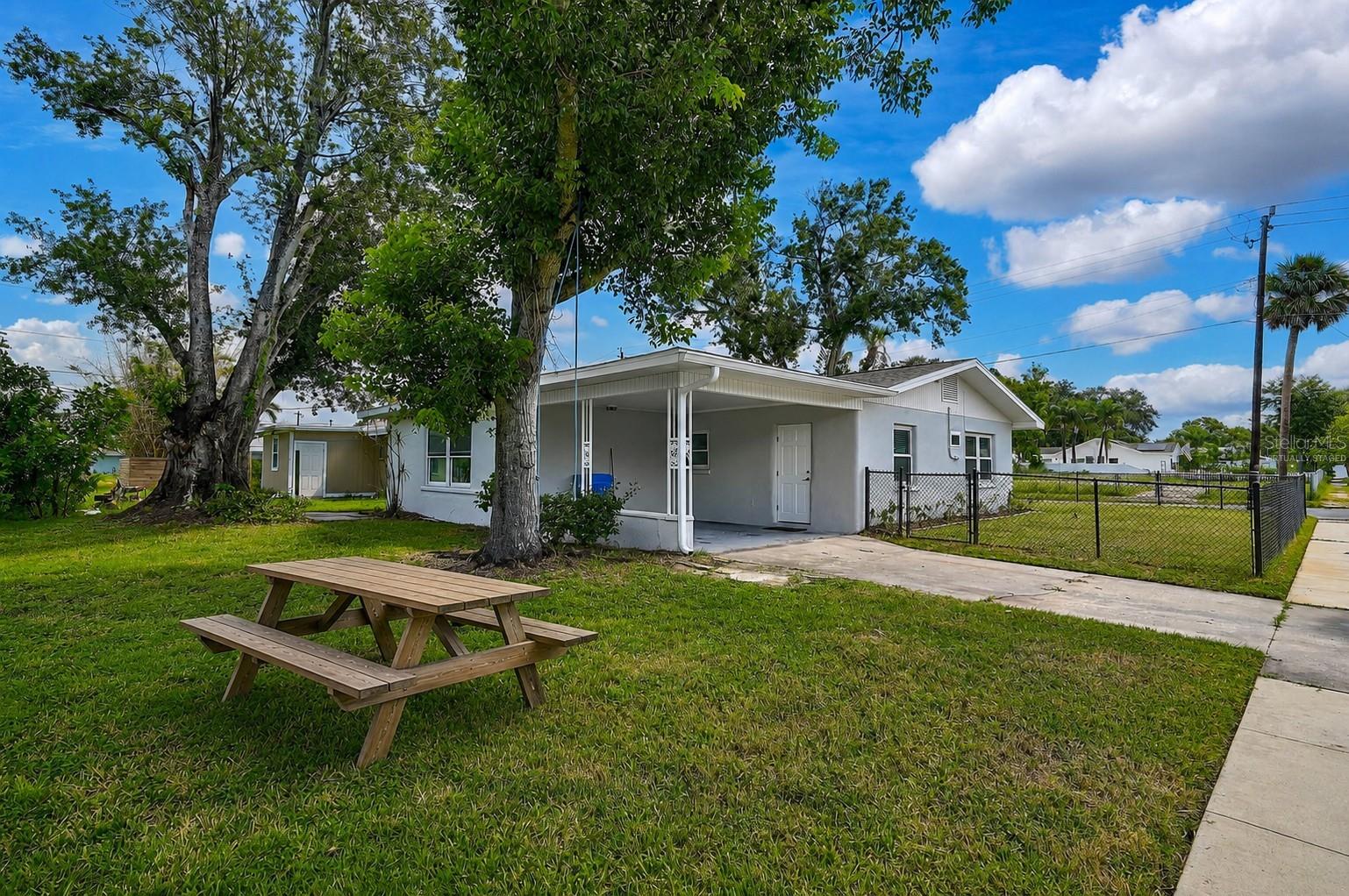 MANATEE GARDENS THIRD SEC - Residential