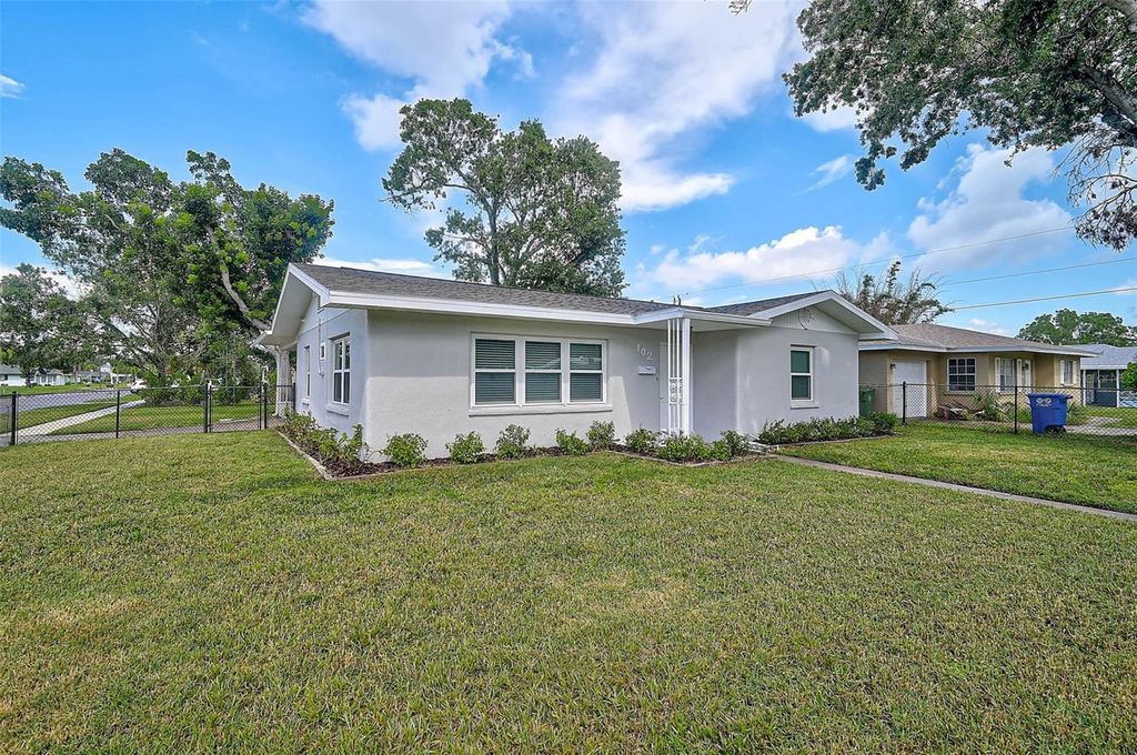 Photo of 102 20th Street NE, Bradenton, FL 34208 (MLS # A4662211)