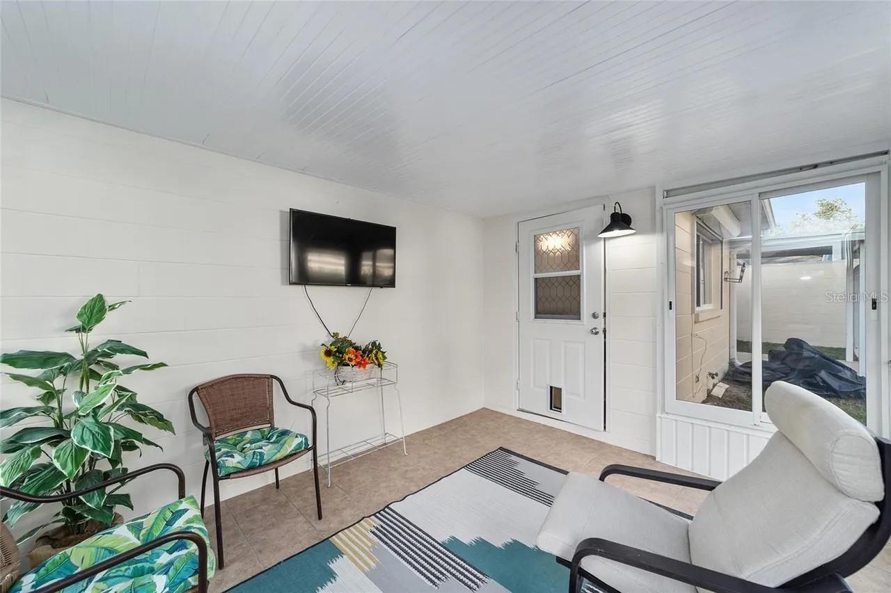 ON TOP OF THE WORLD - Residential Lease