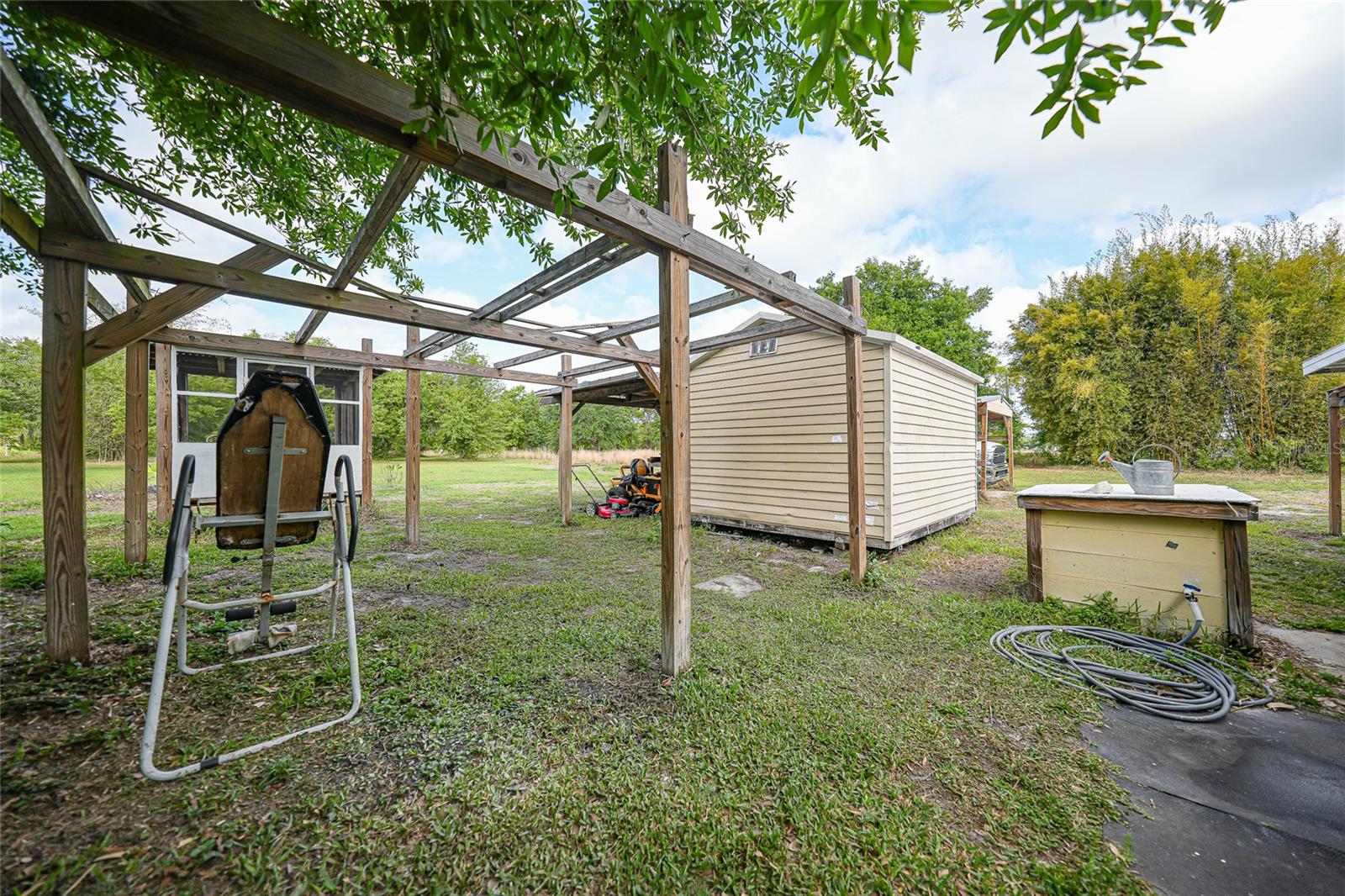 GENES LITTLE ACRES - Residential