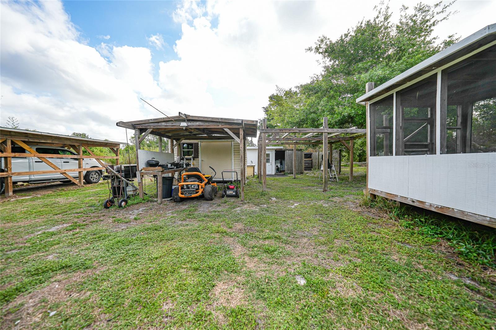 GENES LITTLE ACRES - Residential