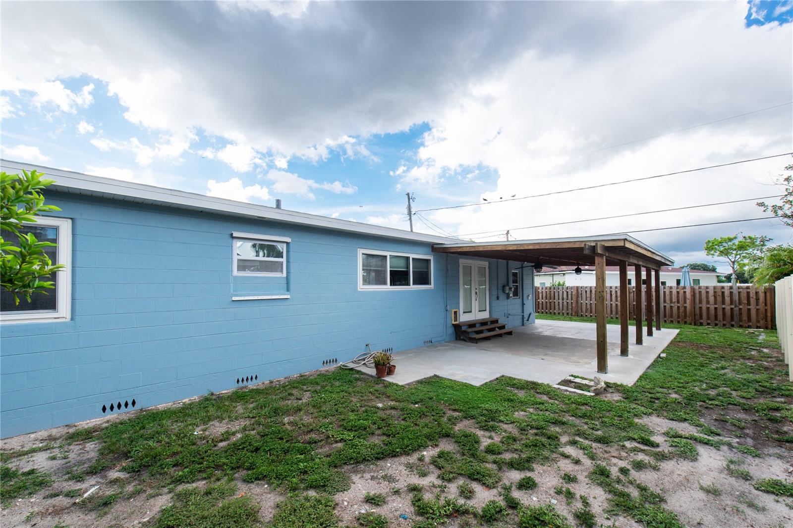 2501 LESLEE LAKE DRIVE N