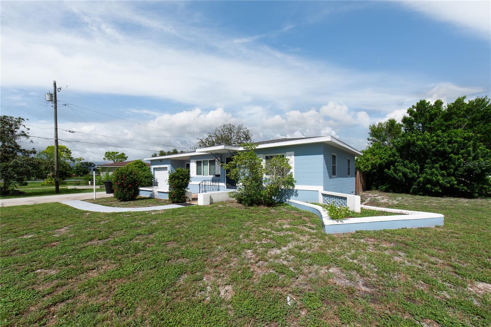 2501 LESLEE LAKE DRIVE N