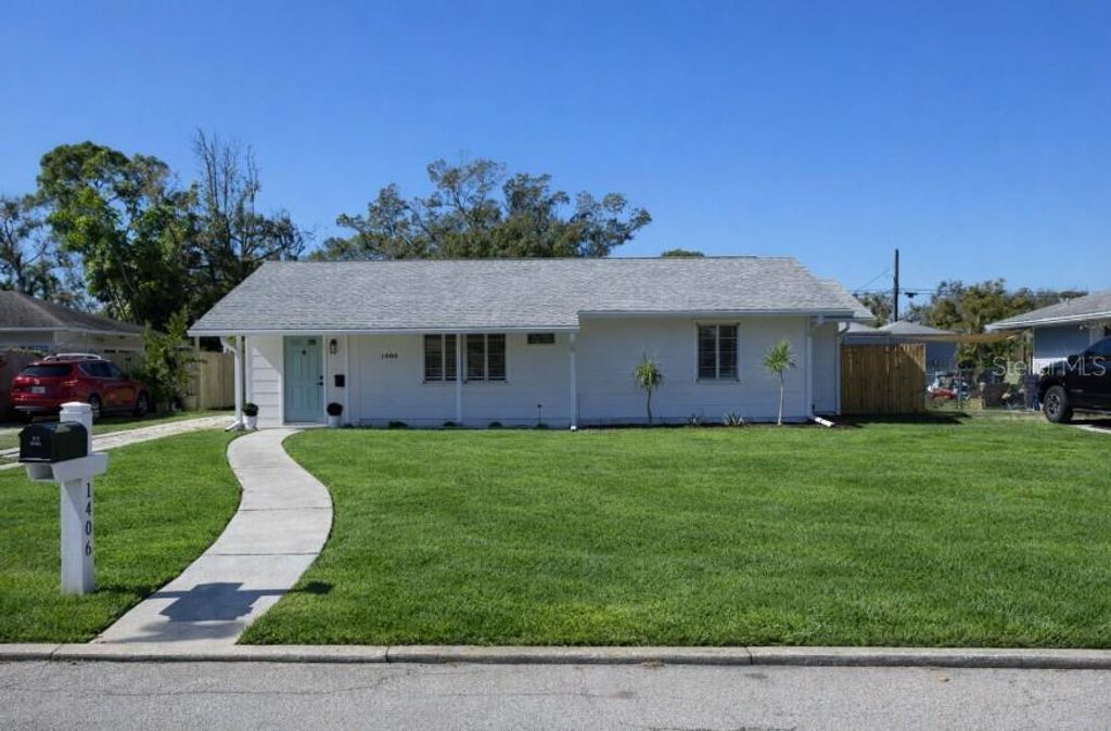 Photo of 1406 28th Street W, Bradenton, FL 34205 (MLS # A4681328)