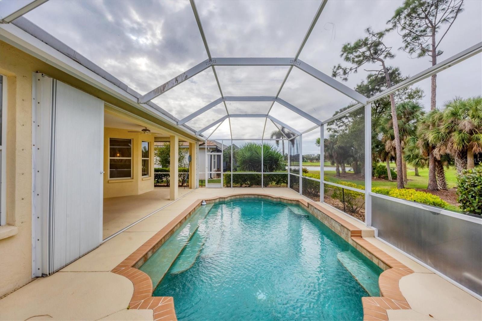 PELICAN POINTE GOLF & COUNTRY CLUB - Residential