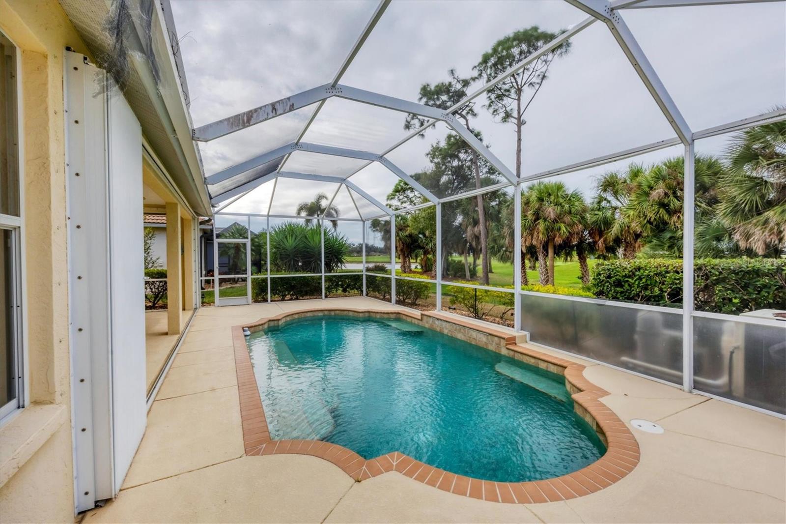 PELICAN POINTE GOLF & COUNTRY CLUB - Residential