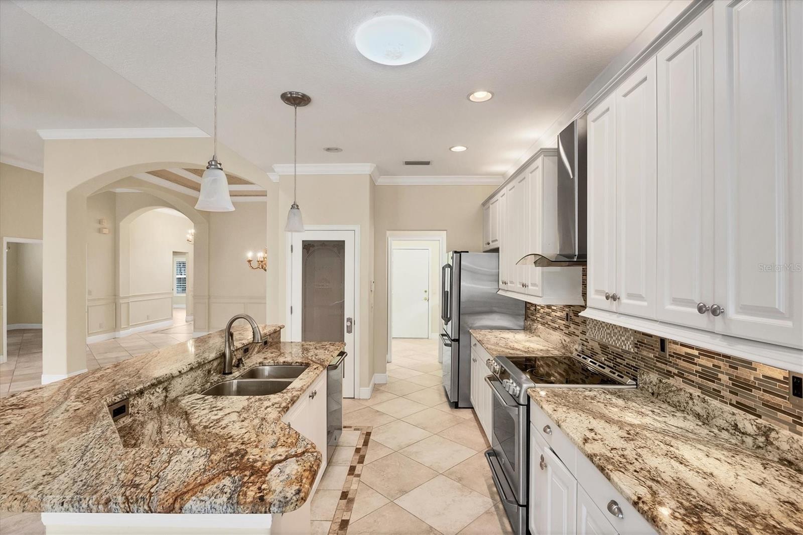 PELICAN POINTE GOLF & COUNTRY CLUB - Residential