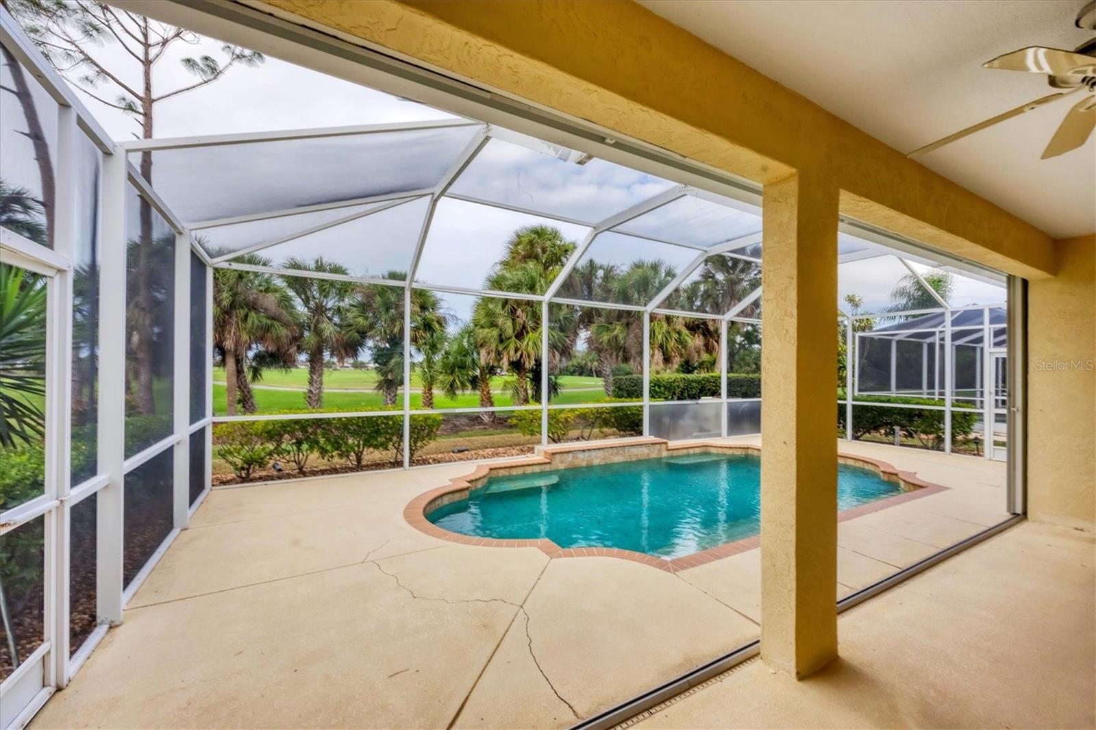 PELICAN POINTE GOLF & COUNTRY CLUB - Residential