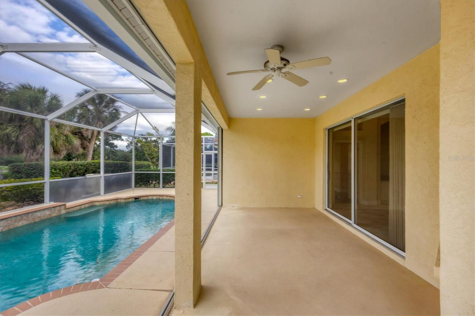 PELICAN POINTE GOLF & COUNTRY CLUB - Residential