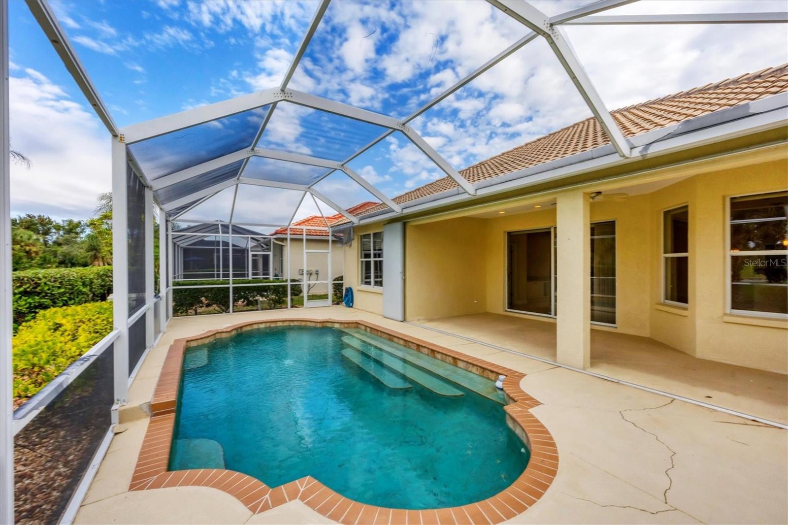 PELICAN POINTE GOLF & COUNTRY CLUB - Residential