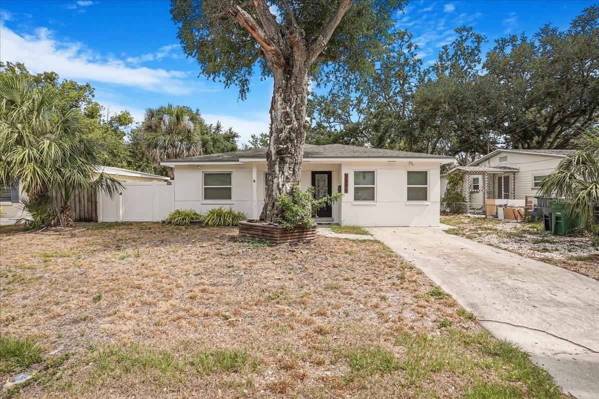 This updated 4-bedroom, 2-bath home offers modern comfort in a classic block build on a generous lot. With an open layout, sunny interior, outdoor entertaining space, and no HOA, it's a strong value in the Ballast Point area. Whether for family living or entertaining guests, it combines spacious indoor/outdoor living with Tampa’s desirable coastal neighborhood vibe.
