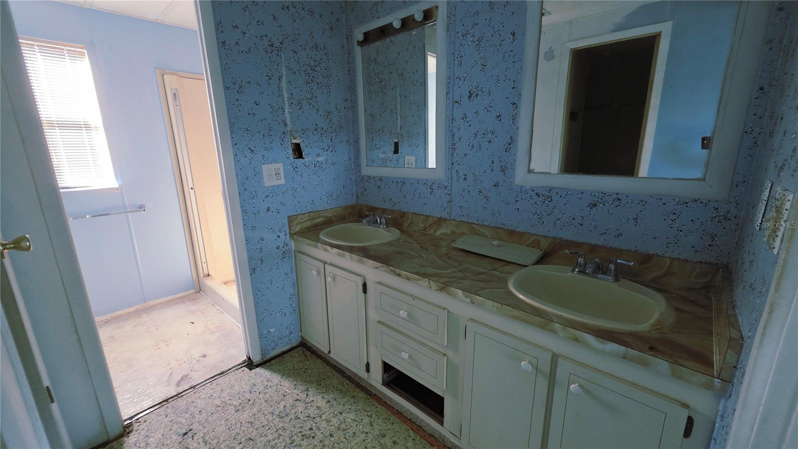 VILLAGE UNIT 04 LAKELAND - Residential