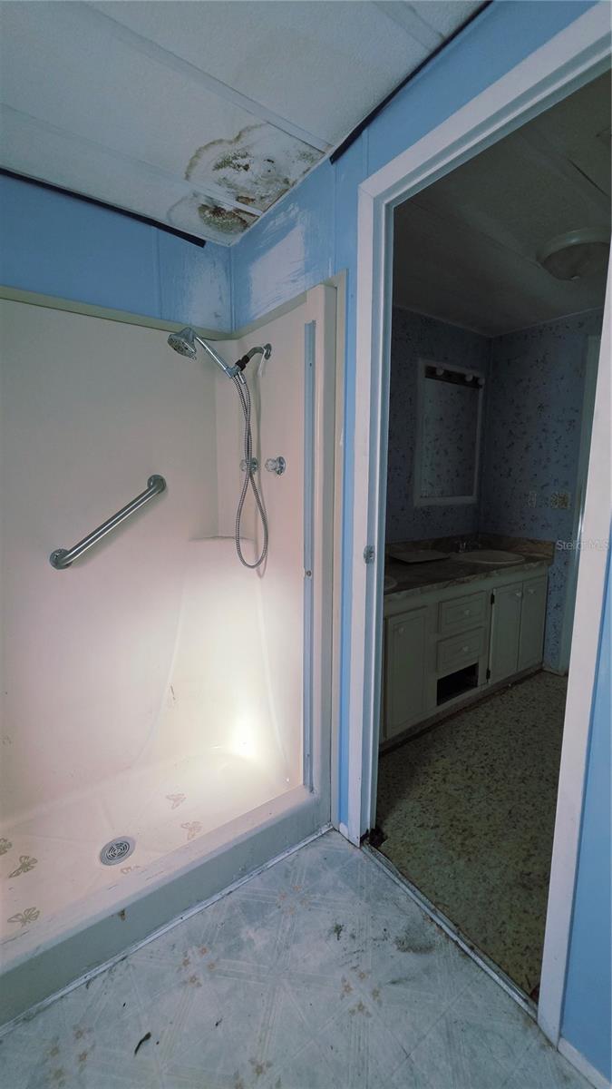 VILLAGE UNIT 04 LAKELAND - Residential