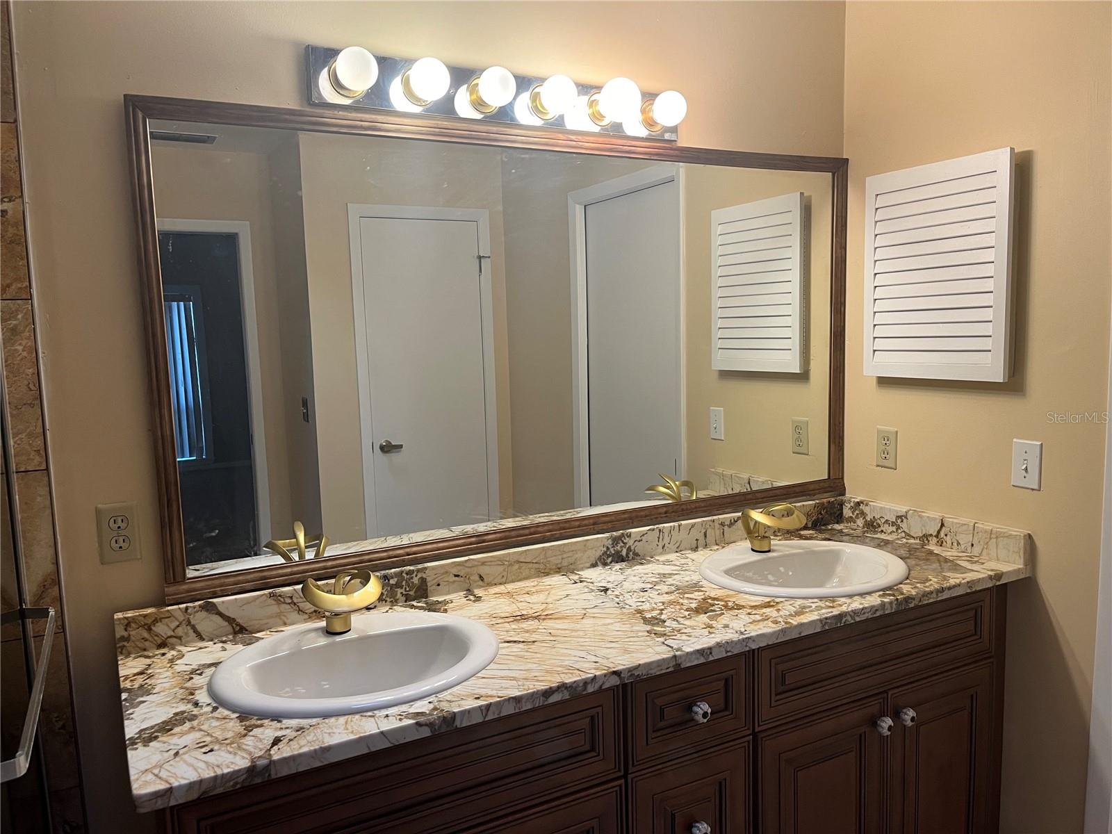 SWEETWATER OAKS II A CONDOMINI - Residential Lease