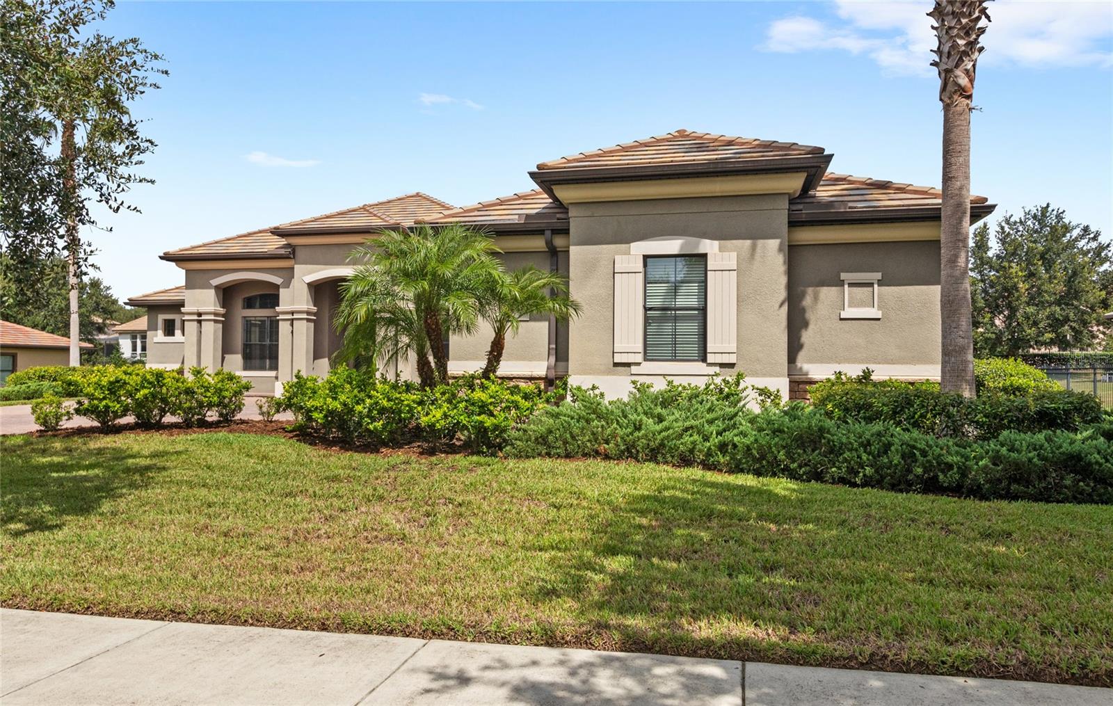 HEATHROW COUNTRY ESTATE HOMES - Residential