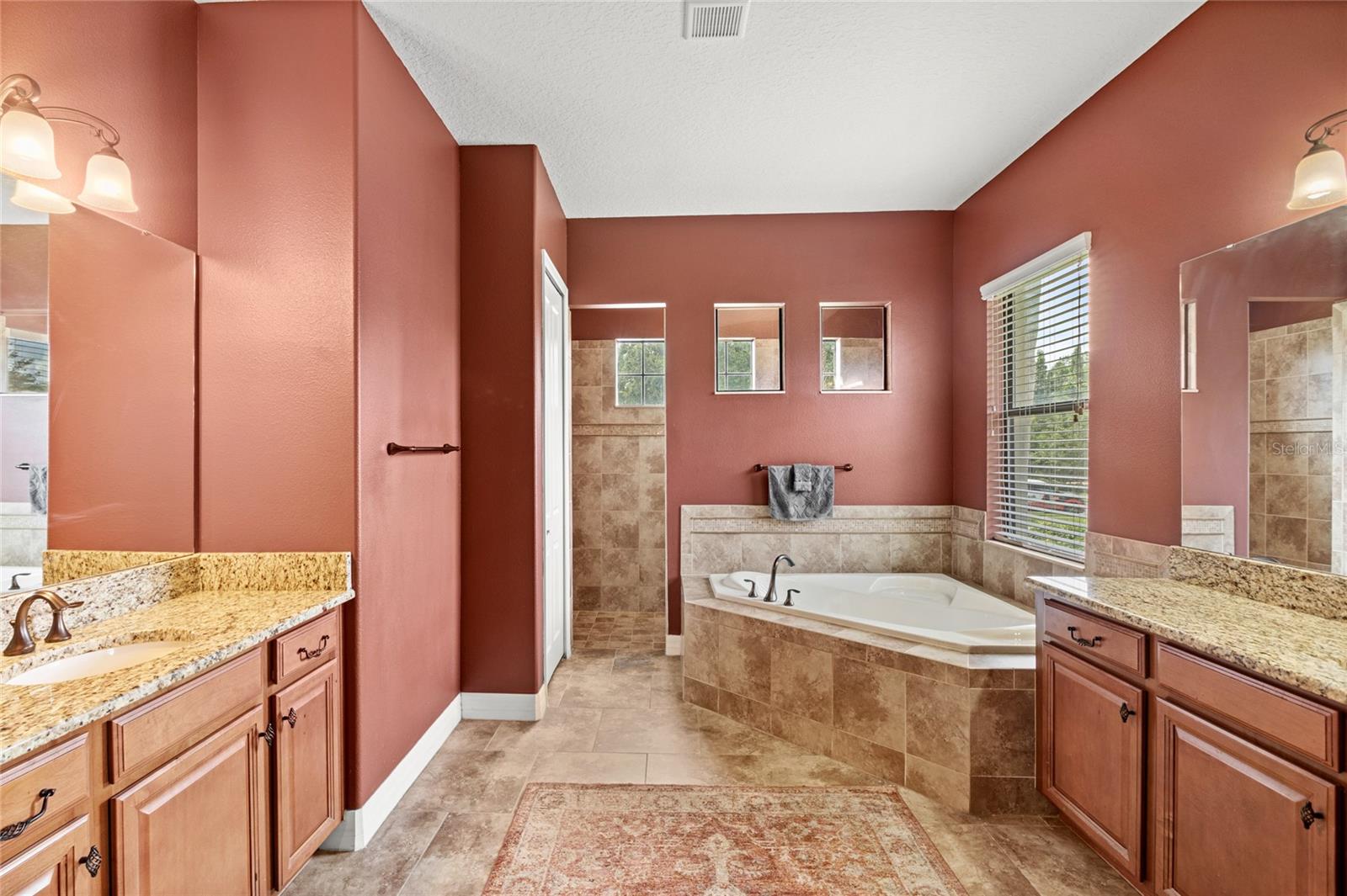 HEATHROW COUNTRY ESTATE HOMES - Residential