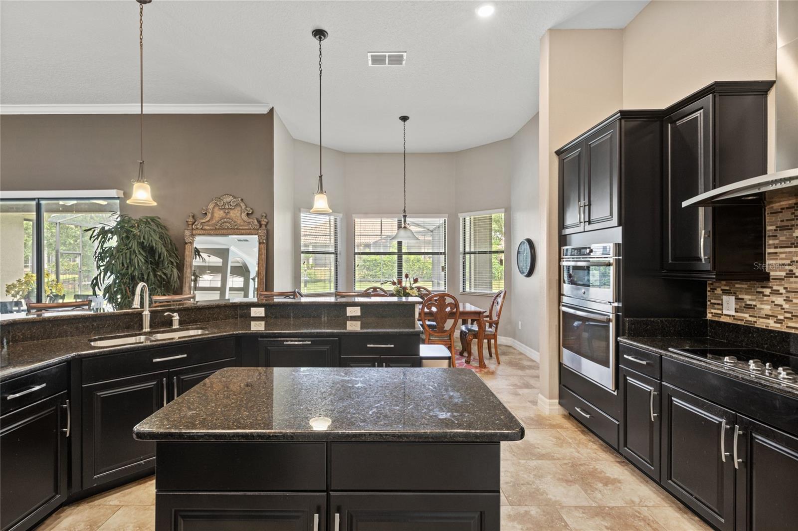 HEATHROW COUNTRY ESTATE HOMES - Residential