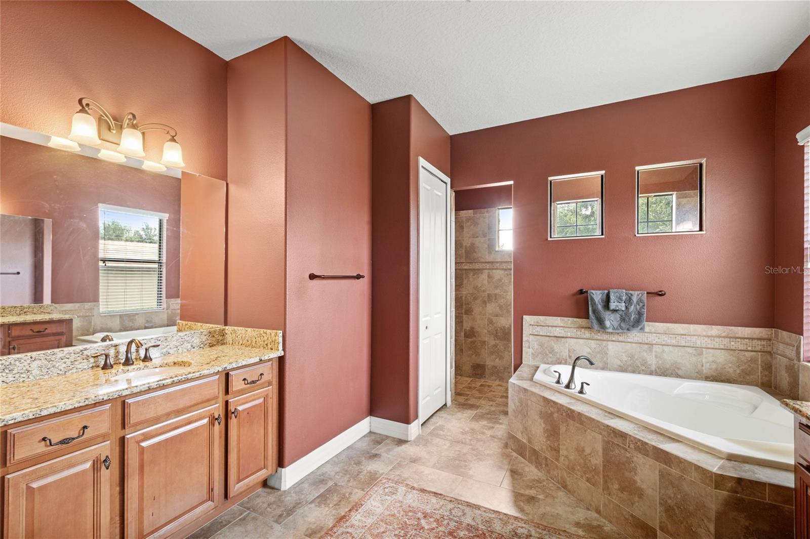 HEATHROW COUNTRY ESTATE HOMES - Residential