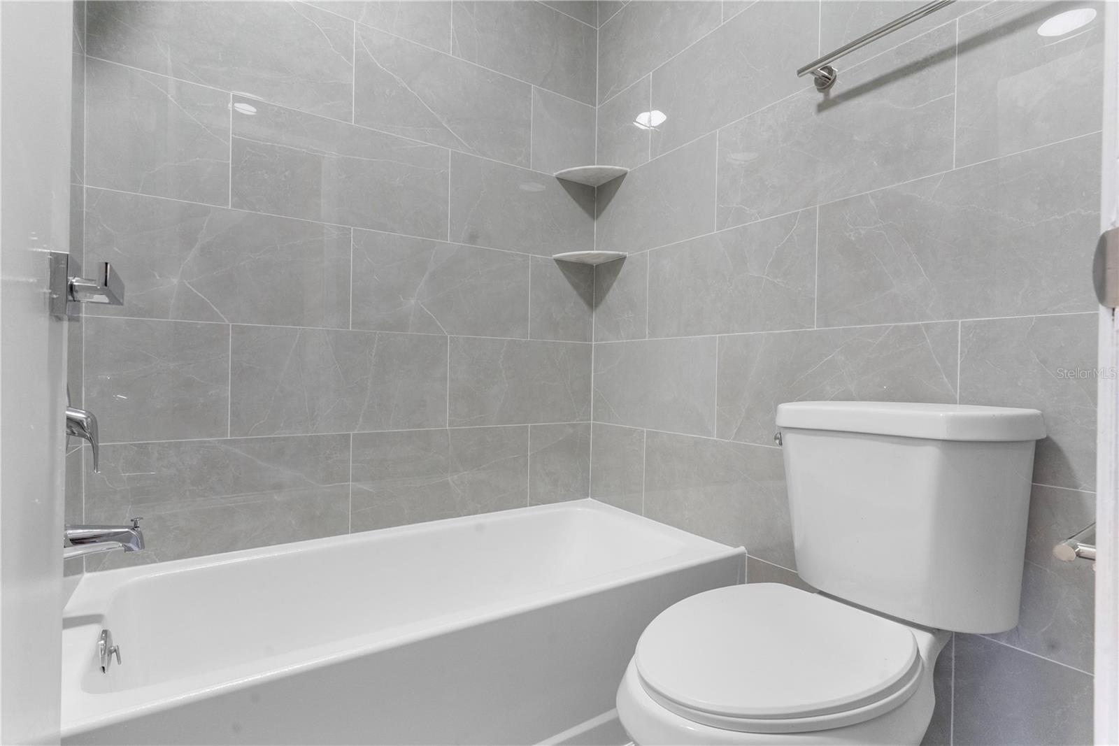 CARROLLWOOD OAKS - Residential Lease