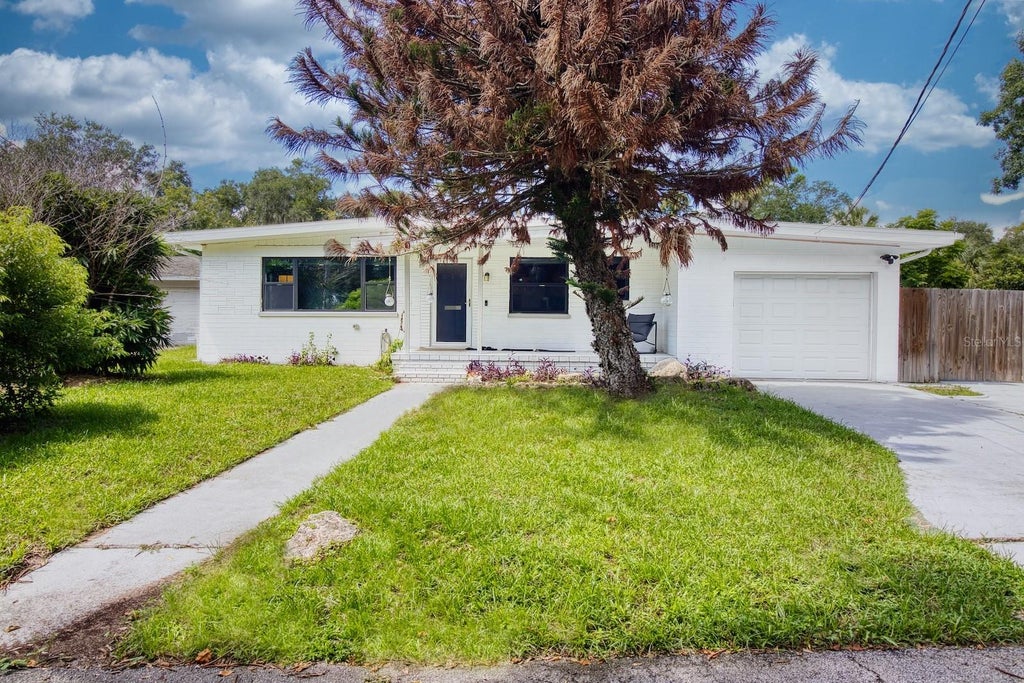 Photo of 628 N Duss Street, New Smyrna Beach, FL 32168 (MLS # NS1089181)