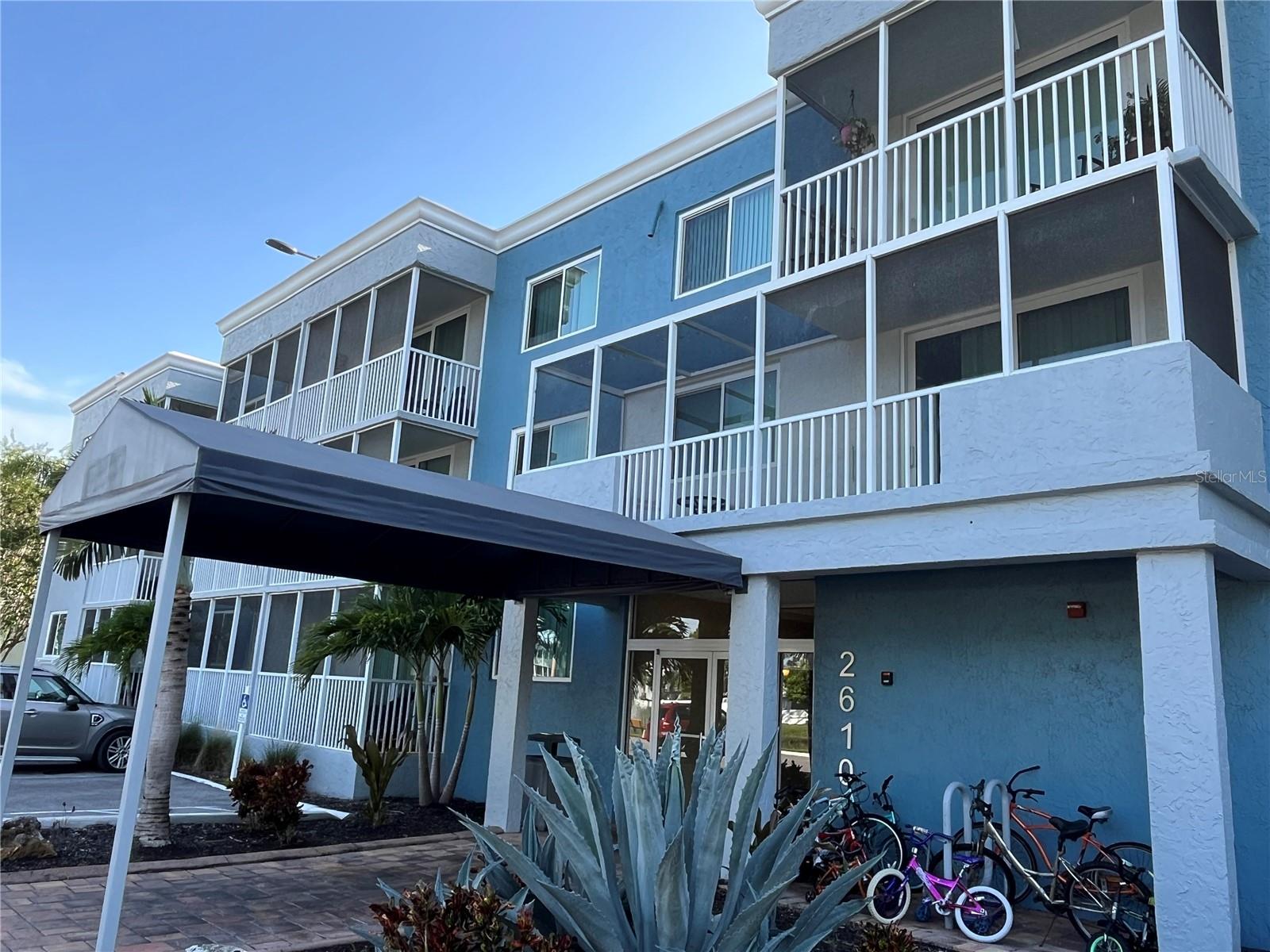 Split plan 2/2 condo near downtown Sarasota, close to beaches and all services. Hard floorsthroughout. First floor for easy access. Ideal for families and roommates.Complex is gated and features free Wi-Fi and free EV charging for residents. All buildingshave elevators. Resort-style amenities include a huge pool, well-equipped gym, playground,picnic area, tennis courts, dog park, sauna, theater, business center, function, conference,and game rooms.All units have new energy-efficient and noise isolating windows and sliding doors.