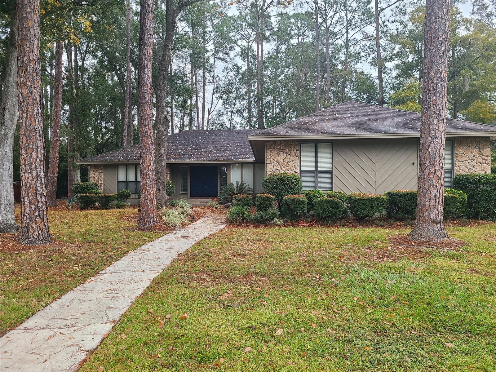 COUNTRY CLUB WEST - Residential Lease