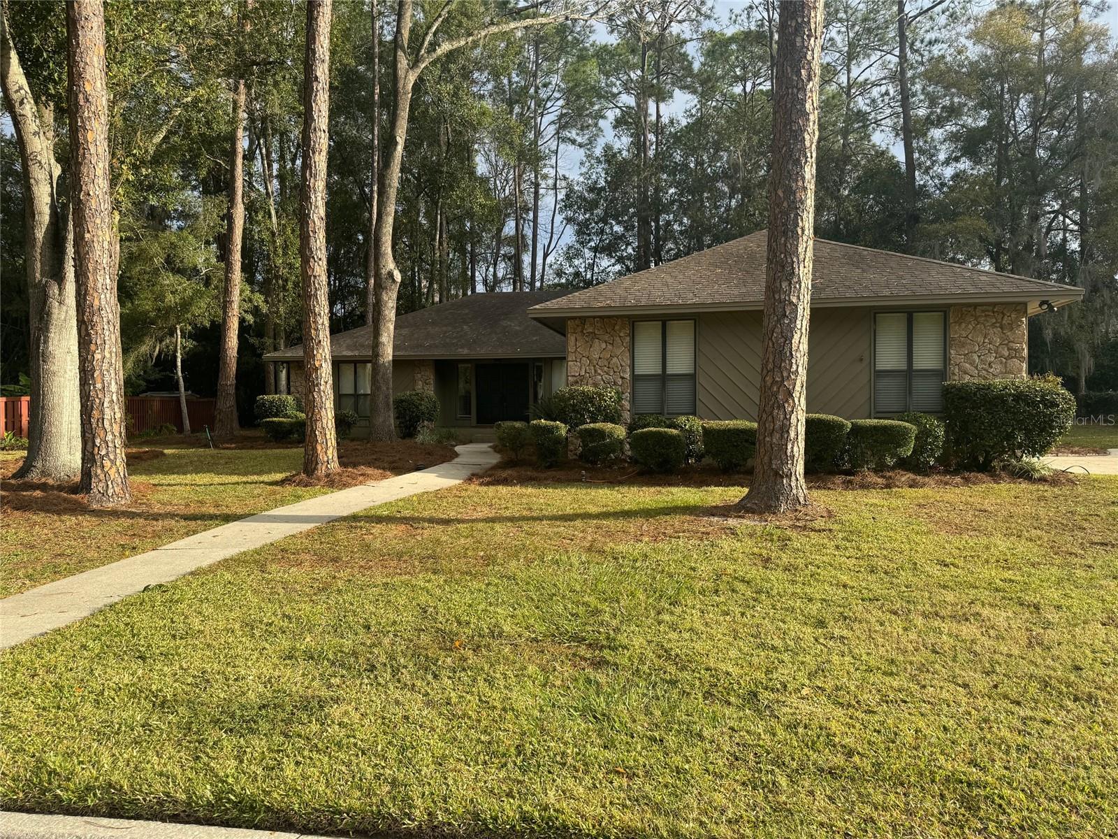 COUNTRY CLUB WEST - Residential Lease