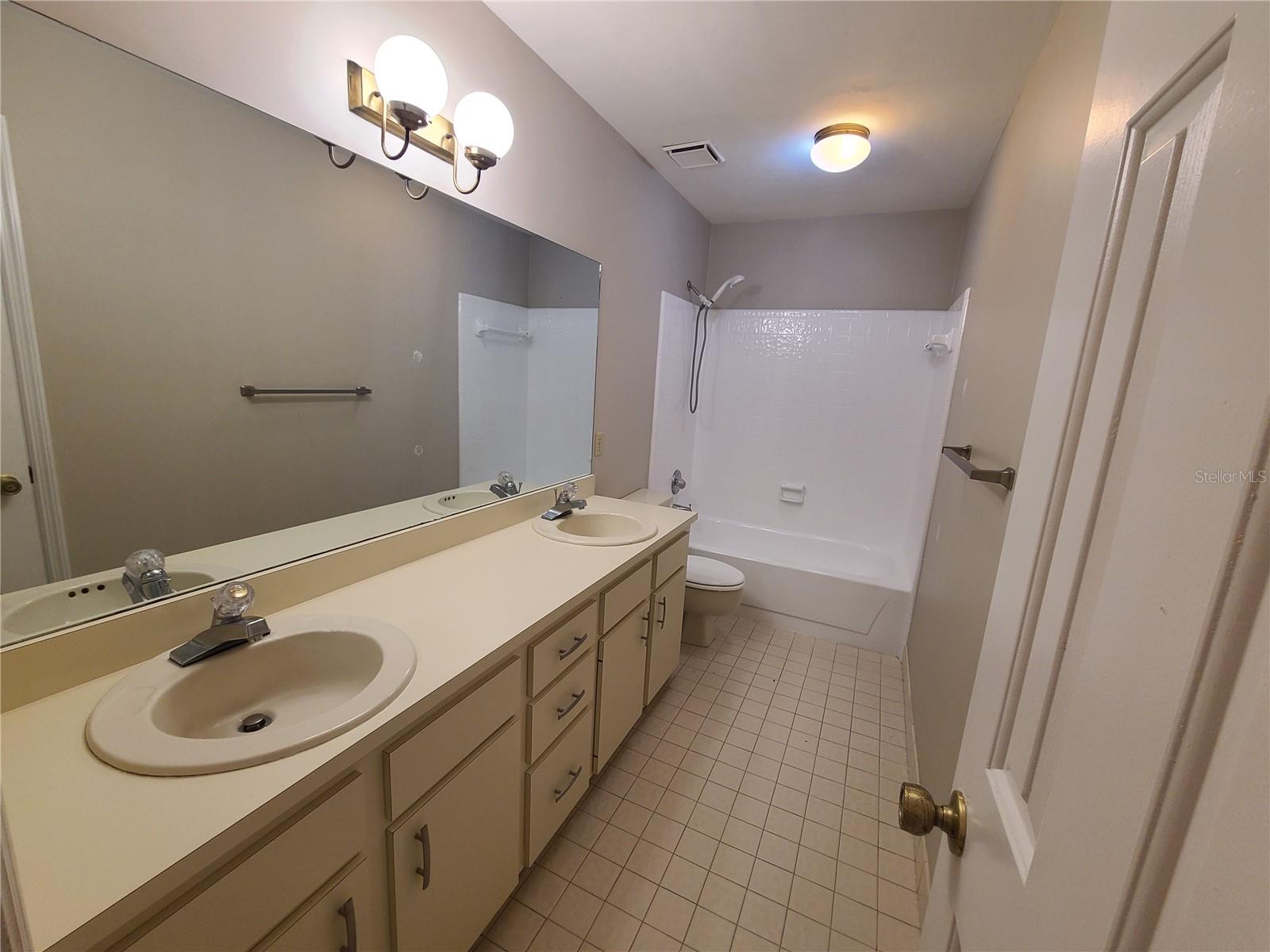 COUNTRY CLUB WEST - Residential Lease