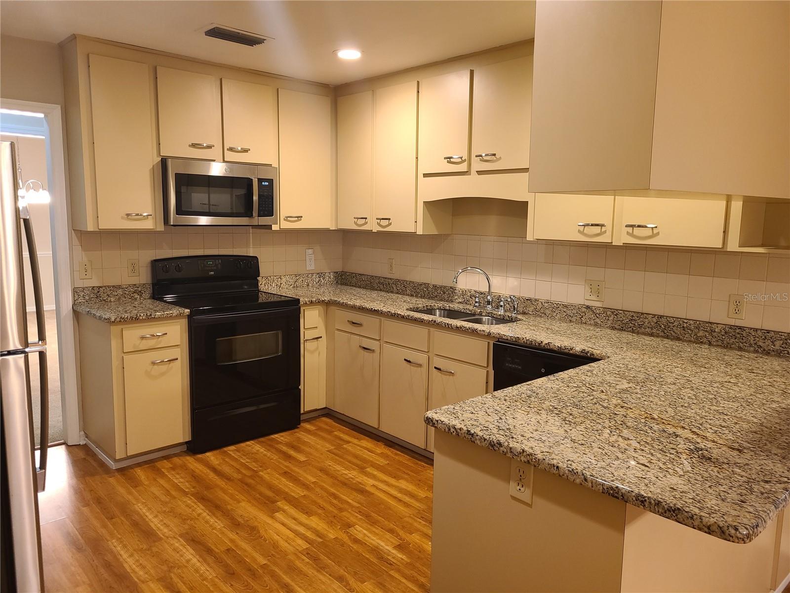 COUNTRY CLUB WEST - Residential Lease