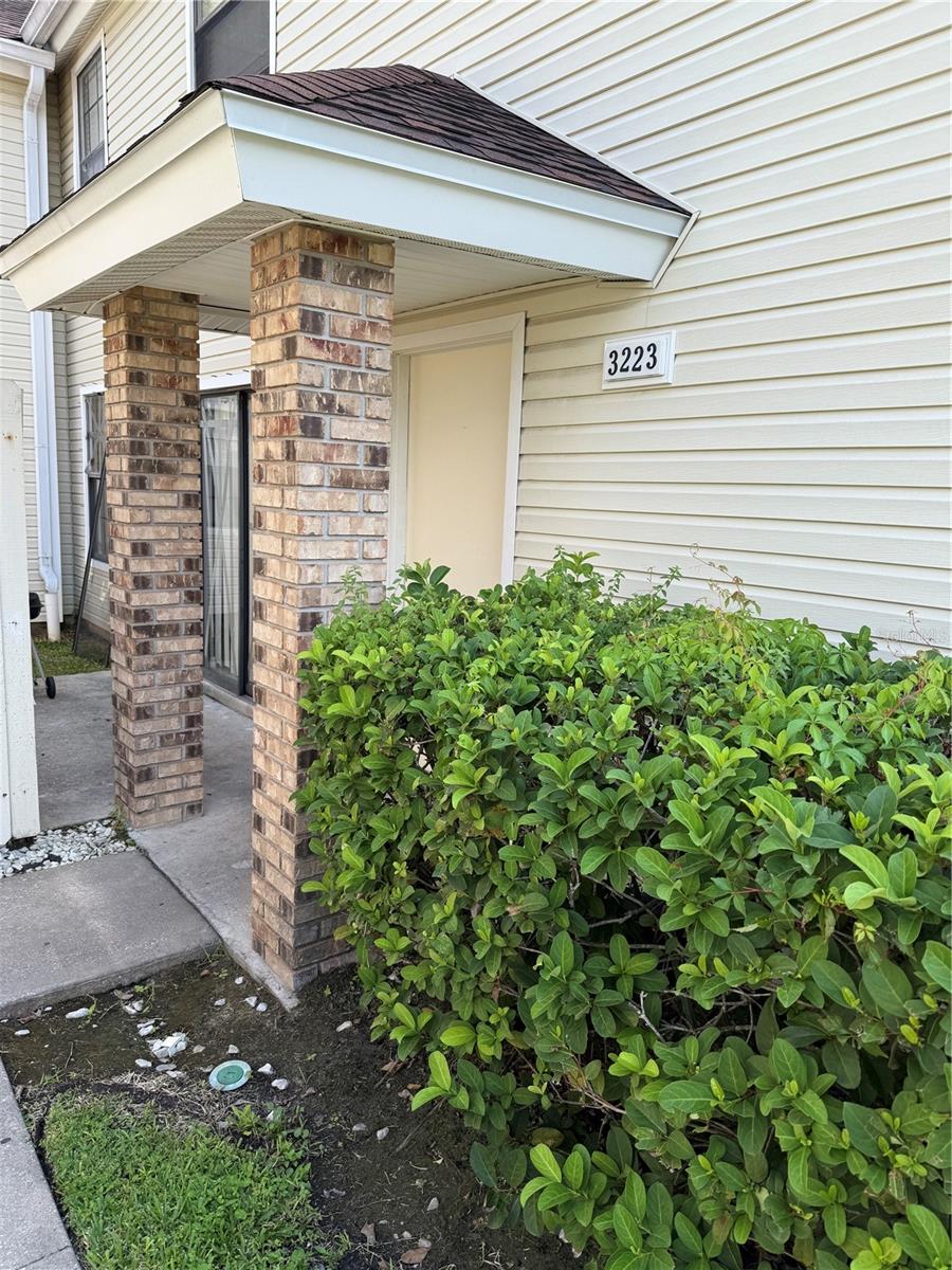 COME AND ENJUY PREMIER LIVING IN THE 3/2 CONDO LOCATED IN THE HEART OF CENTRAL FLORIDA'S ATTRACTIONS JUST SOUTH OF
OSCEOLA PAWY NEAR LOOP SHOPPING MALL , ONLY 30 MINUTES DRIVE TO DISNEY WORLD , UNIVERSAL STUDIOS AND SEA WORLD .
WALKING DISTANCE TO SCHOOL .
