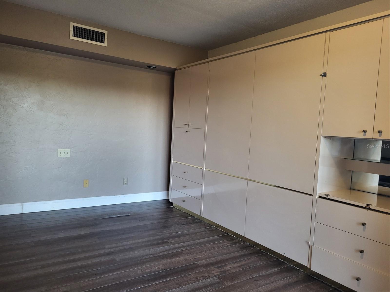 GRENELEFE CAMELOT 01 AMD CONDO UNIT 01 PH 02 - Residential