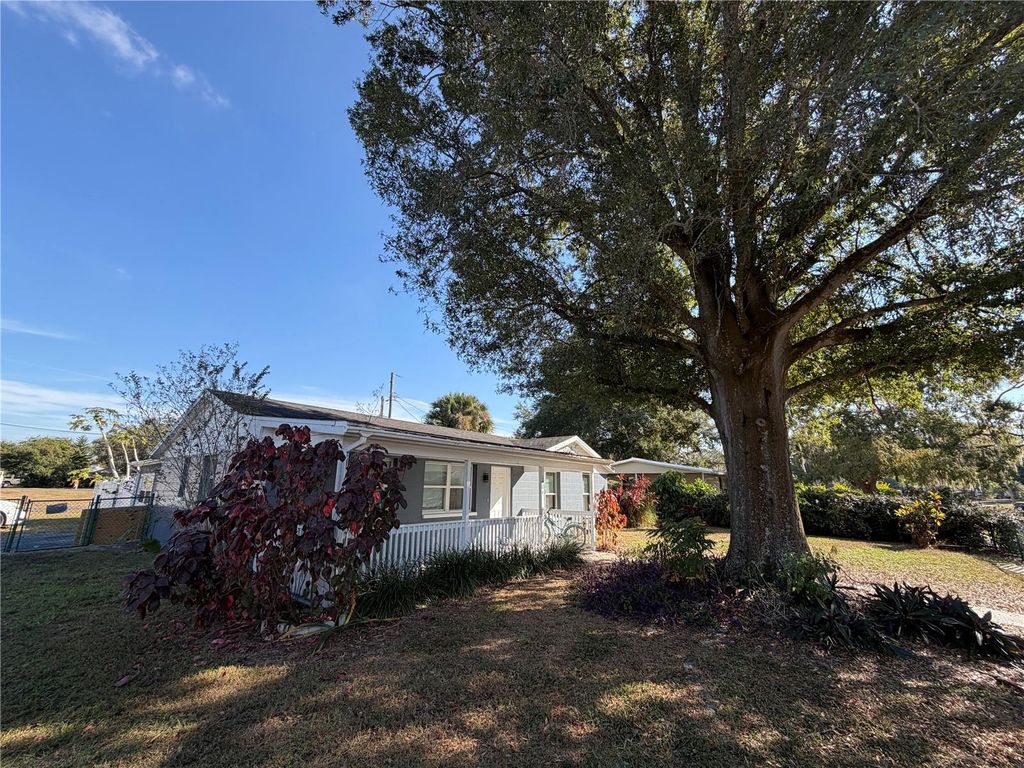Photo of 1404 Crescent Place, Lakeland, FL 33801 (MLS # L4957508)