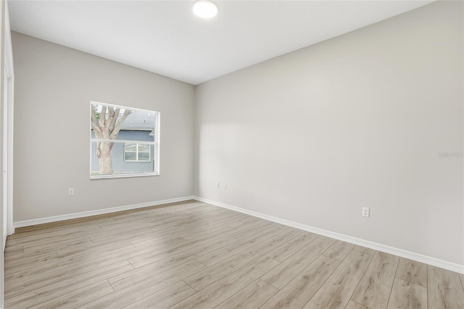 SUNSET LAKES - Residential