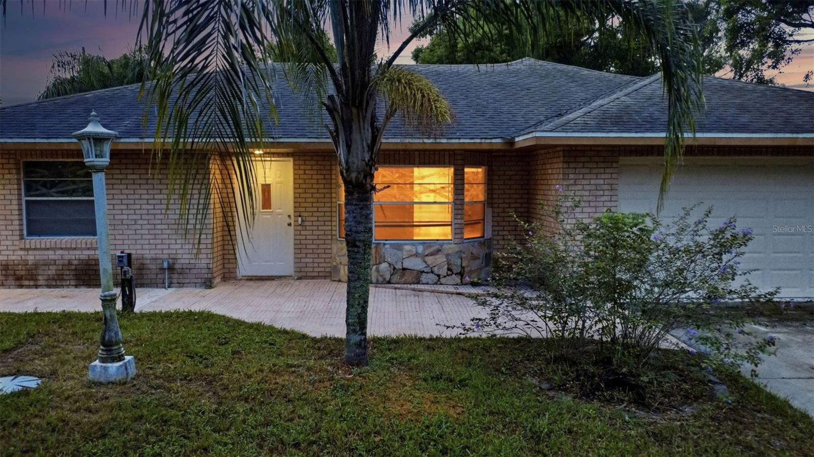 1098 E DE CARLO DRIVE