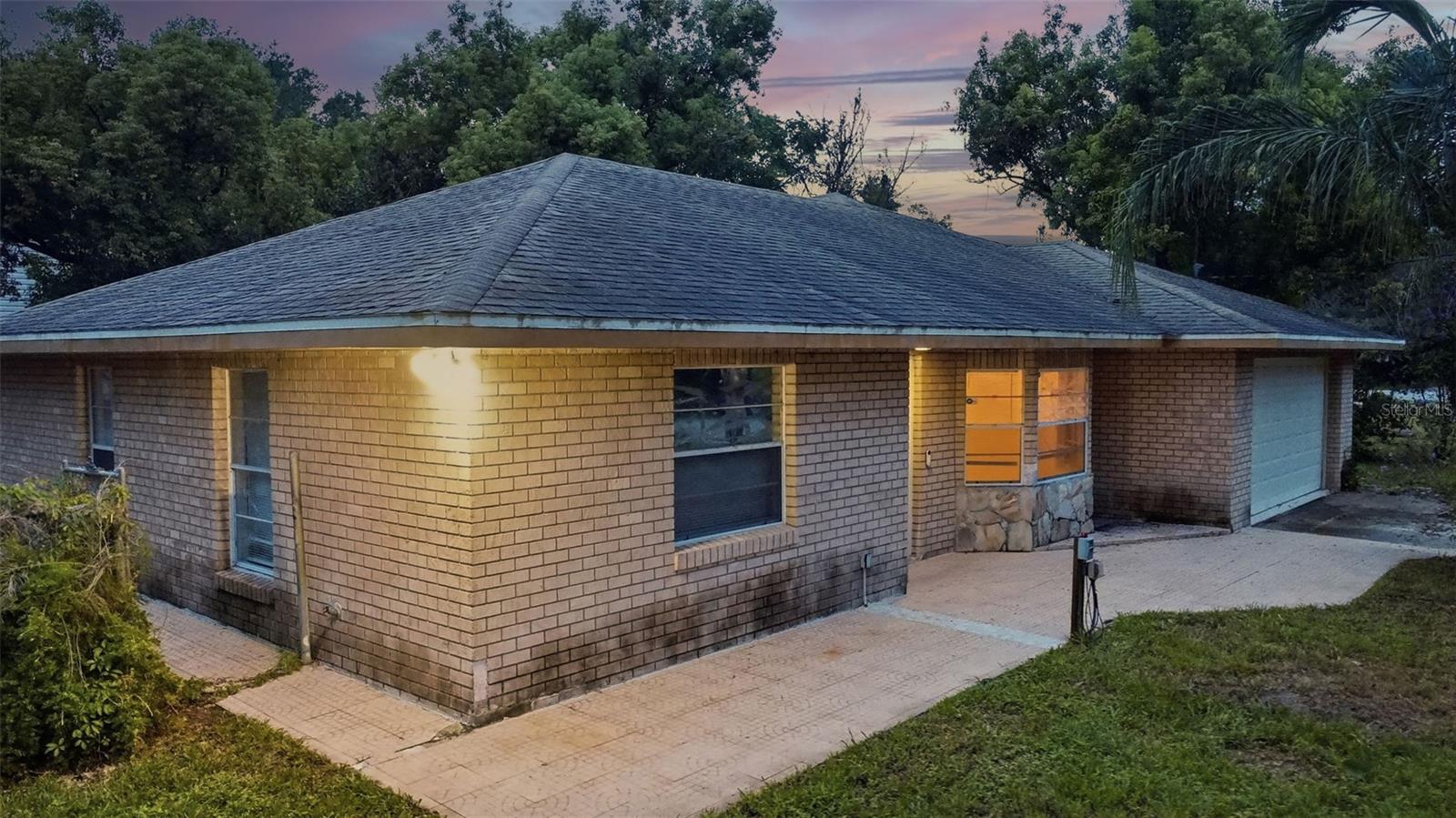 1098 E DE CARLO DRIVE