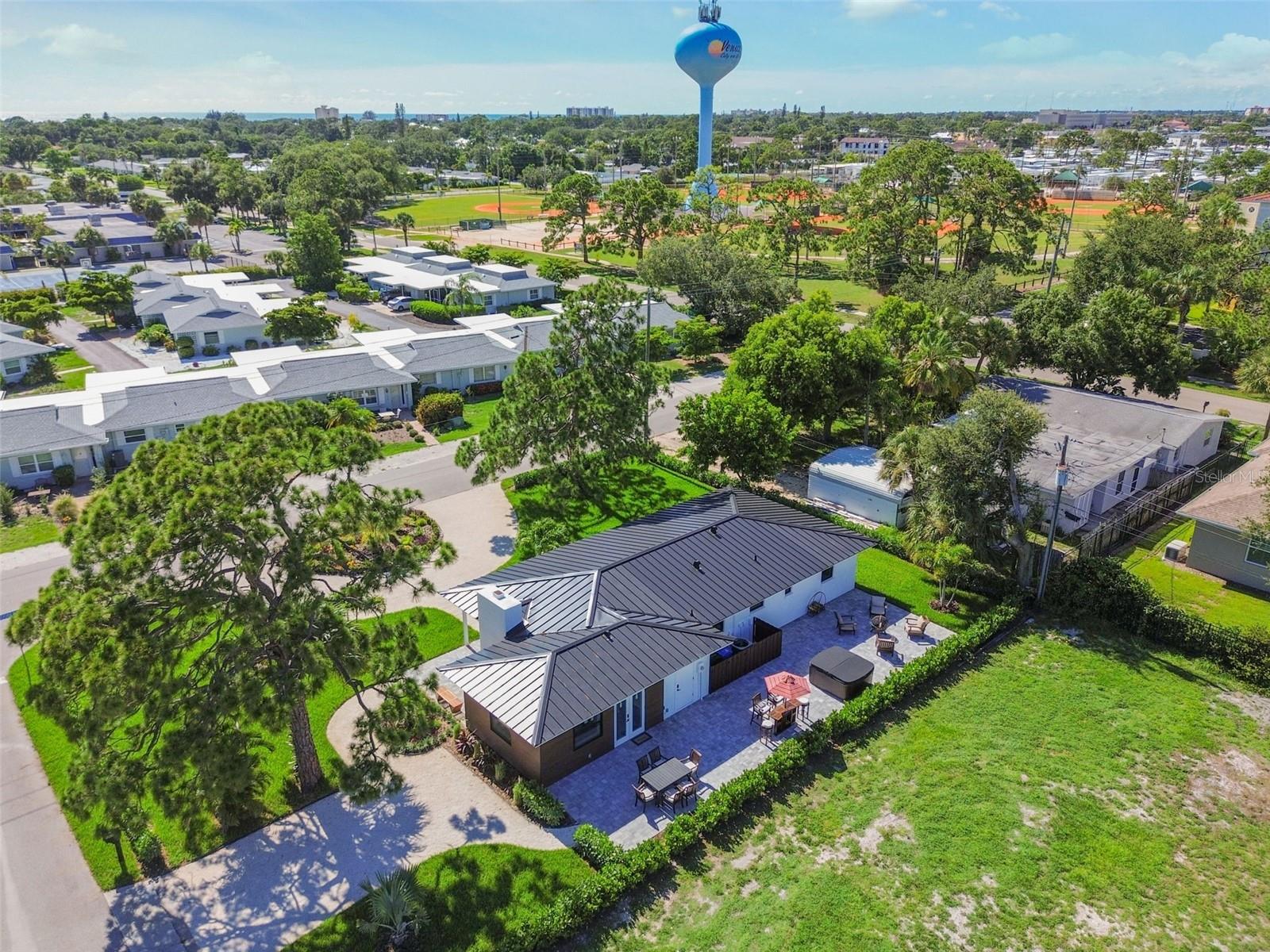 BEACH MANOR - Residential