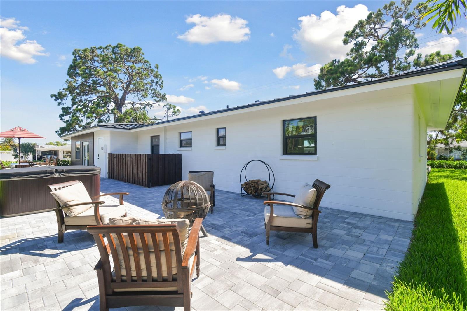 BEACH MANOR - Residential